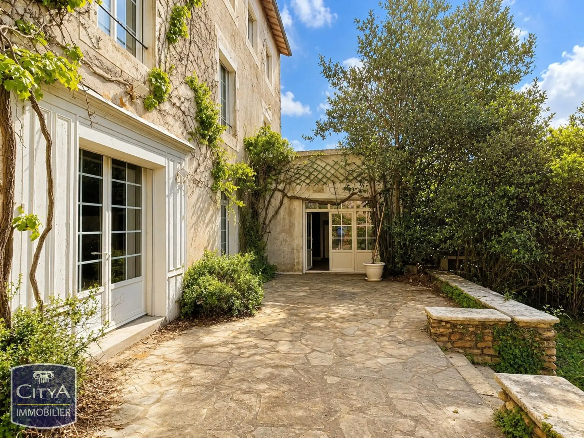 Maison 11 pièces 311m²